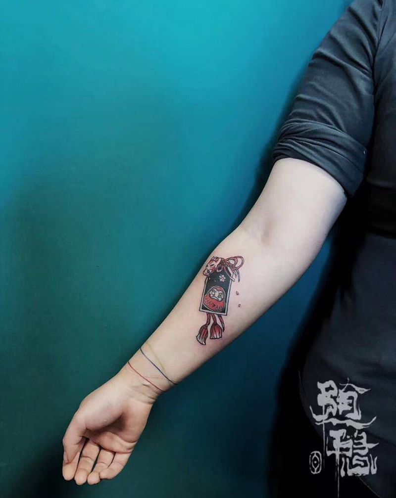 日式御守达摩纹身图片_手臂新传统纹身图案