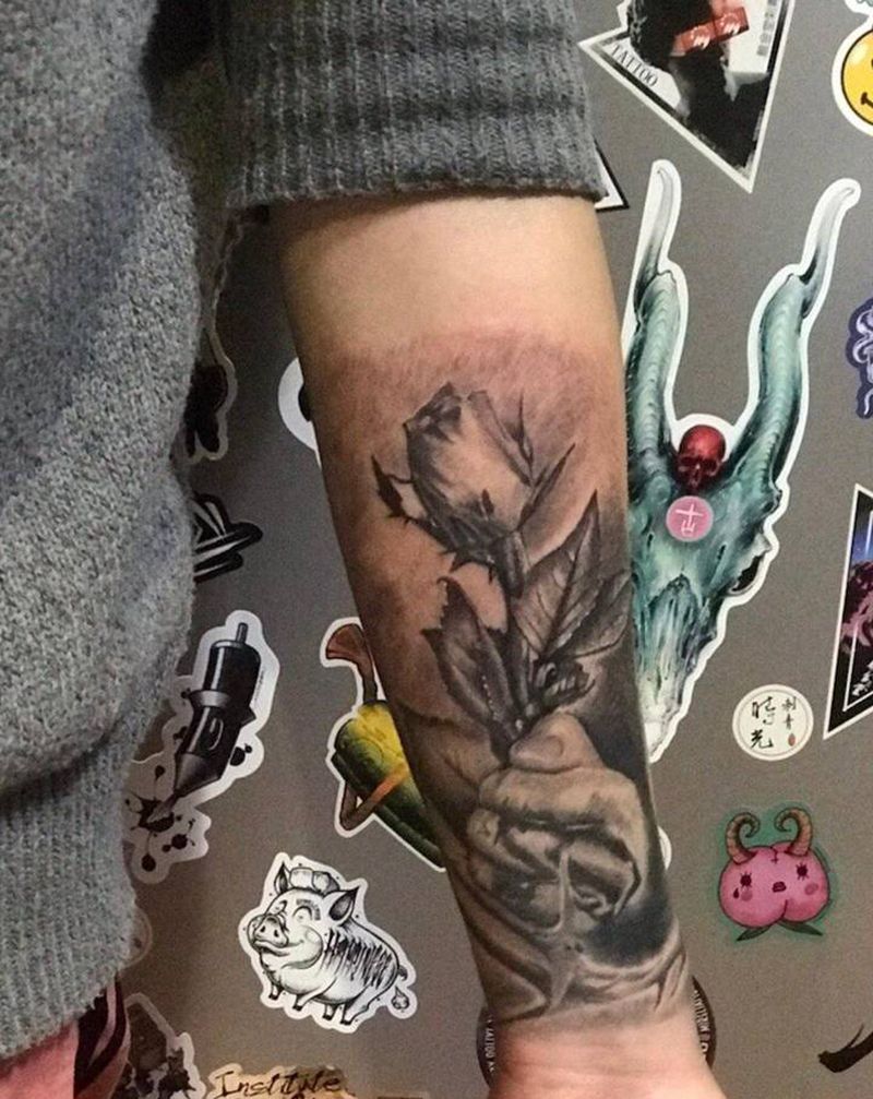 抓爱纹身图片_手臂欧美写实纹身图案