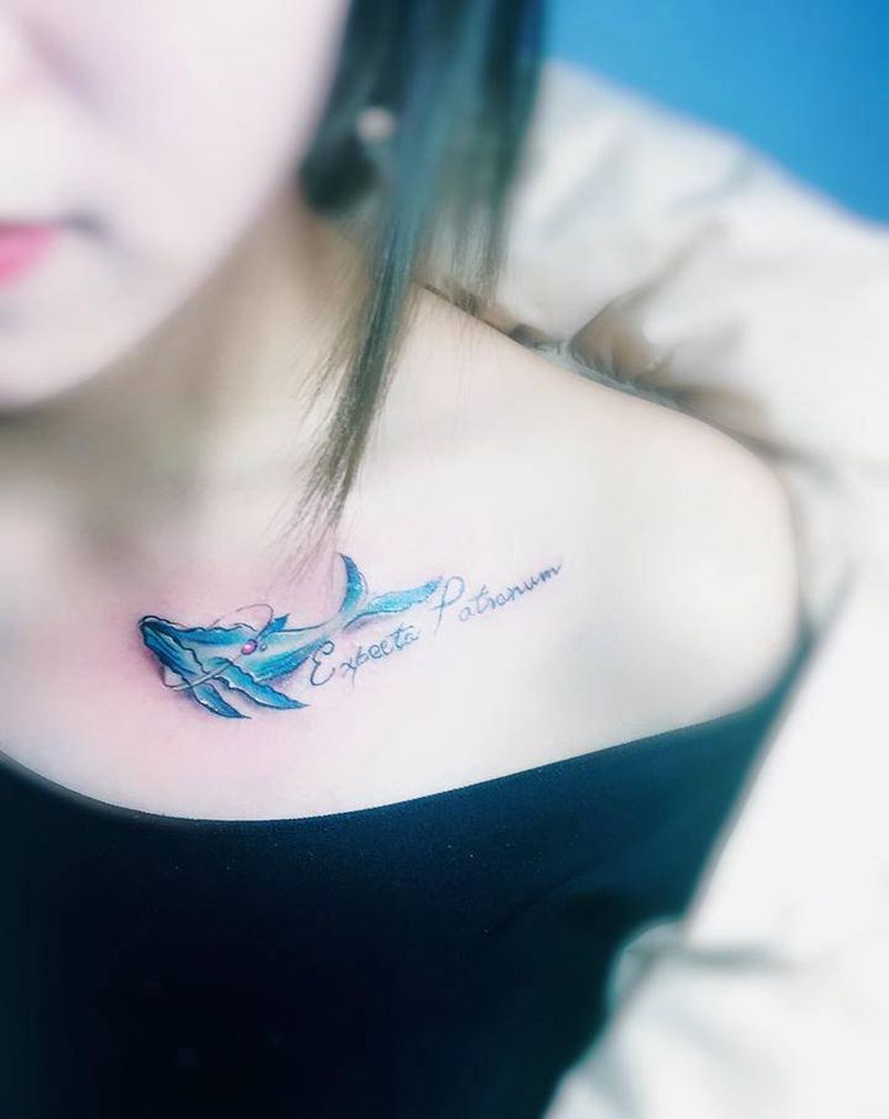 鲸鱼纹身图片_胸部水彩纹身图案