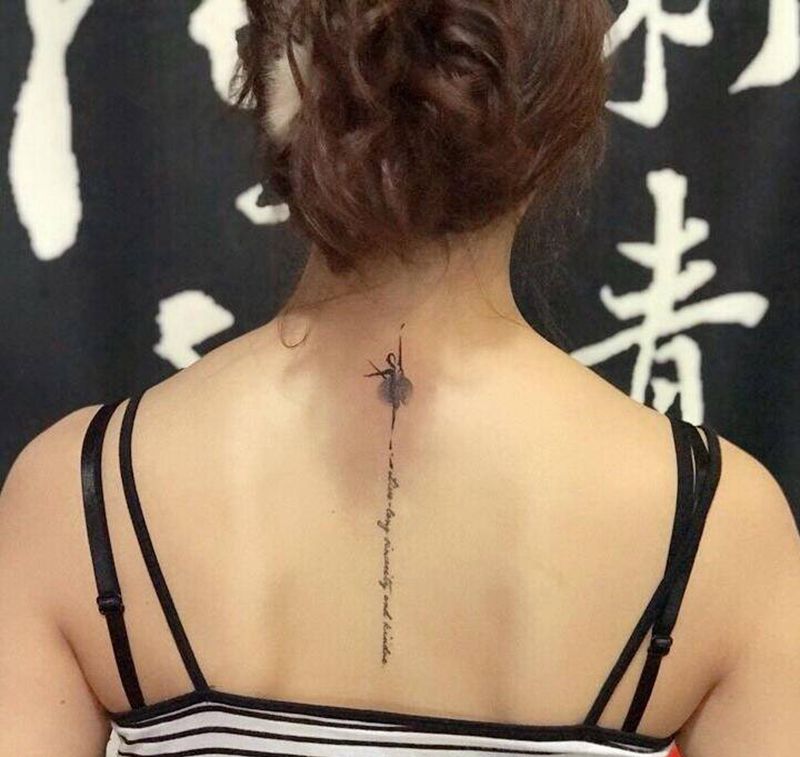 添加芭蕾舞者纹身图片_背部点刺纹身图案