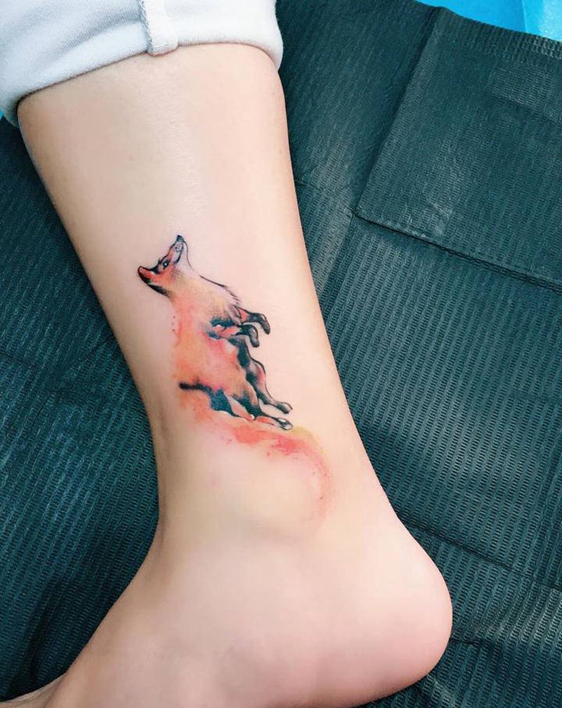 火狐狸纹身图片_脚部水彩纹身图案