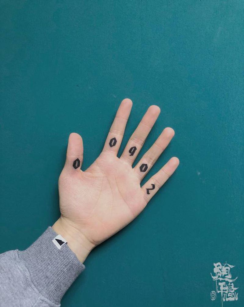 哥特风数字纹身图片_手部花体字纹身图案