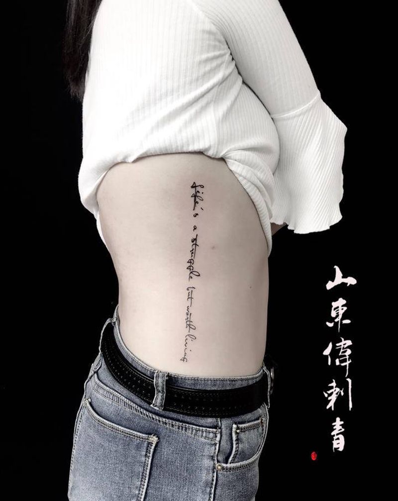 …纹身图片_腰部花体字纹身图案