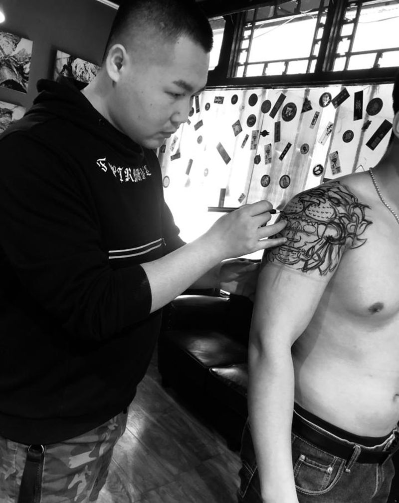 大臂设计中纹身图片_手臂欧美写实纹身图案