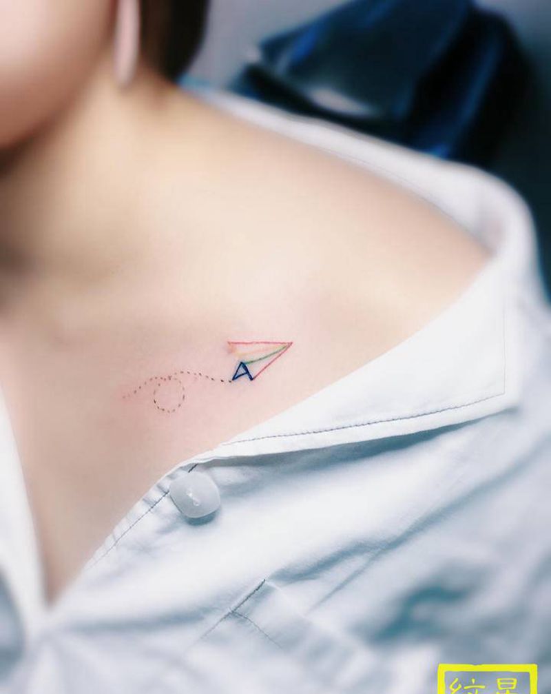 小灰机纹身图片_胸部水彩纹身图案