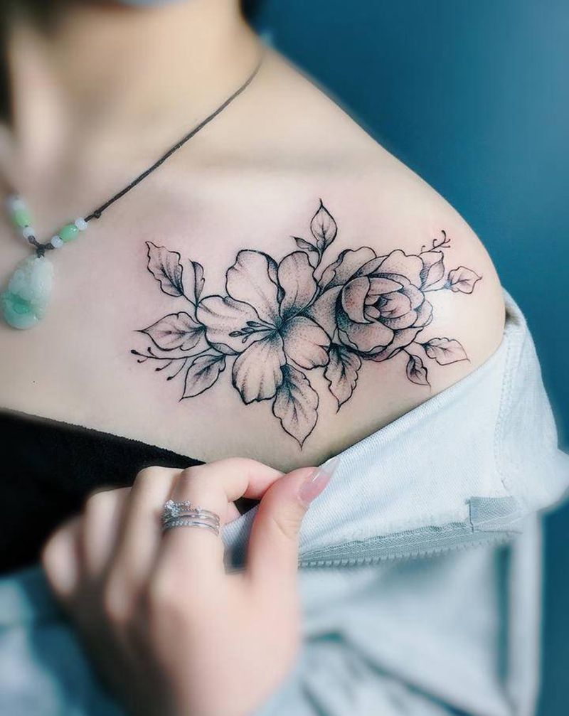 锁骨素花纹身图片_胸部纹身图案