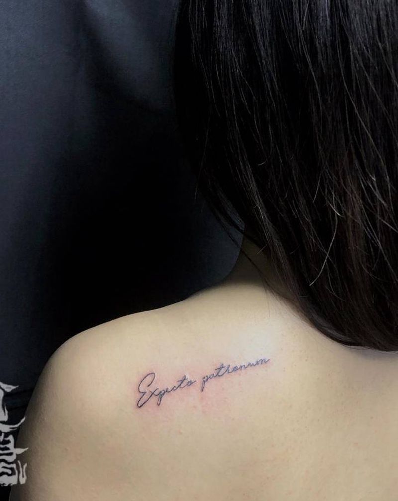 呼神护卫纹身图片_肩部花体字图腾纹身图案