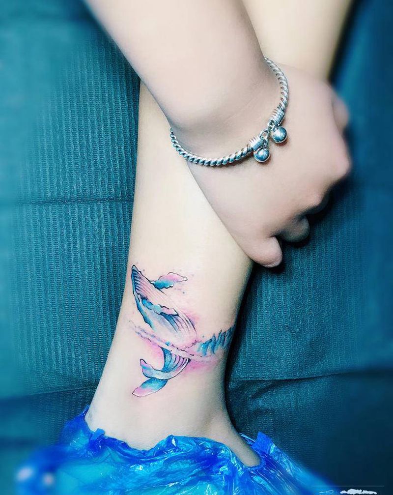 鲸纹身图片_脚部水彩纹身图案