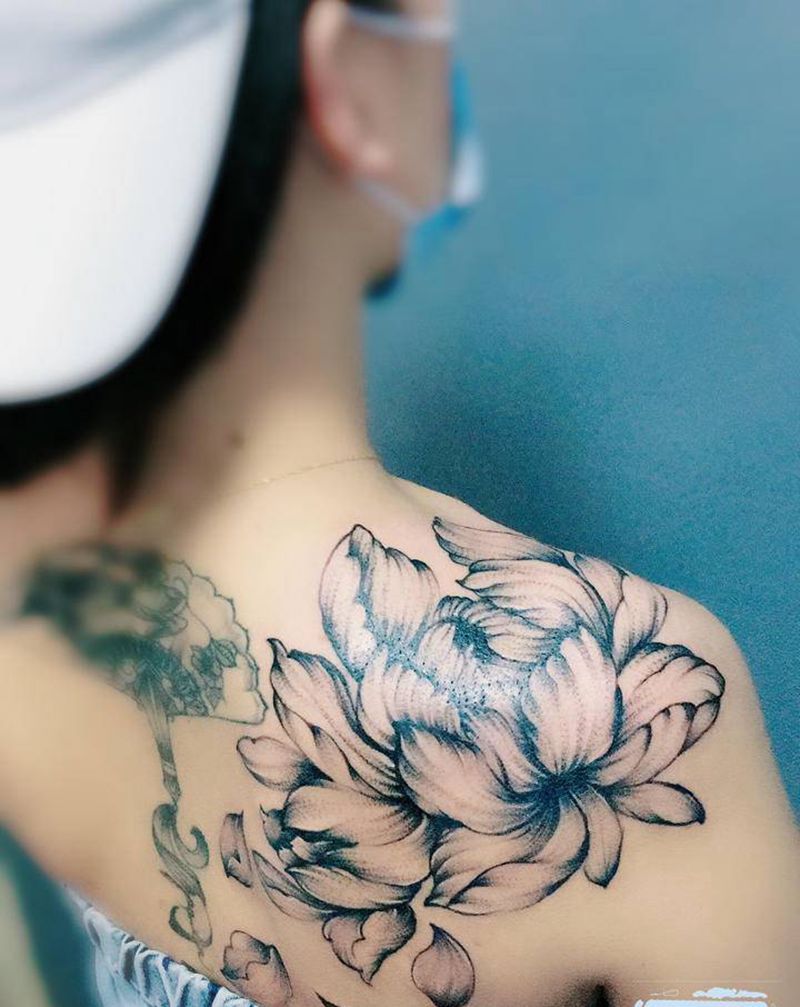 素花，披肩纹身图片_肩部纹身图案
