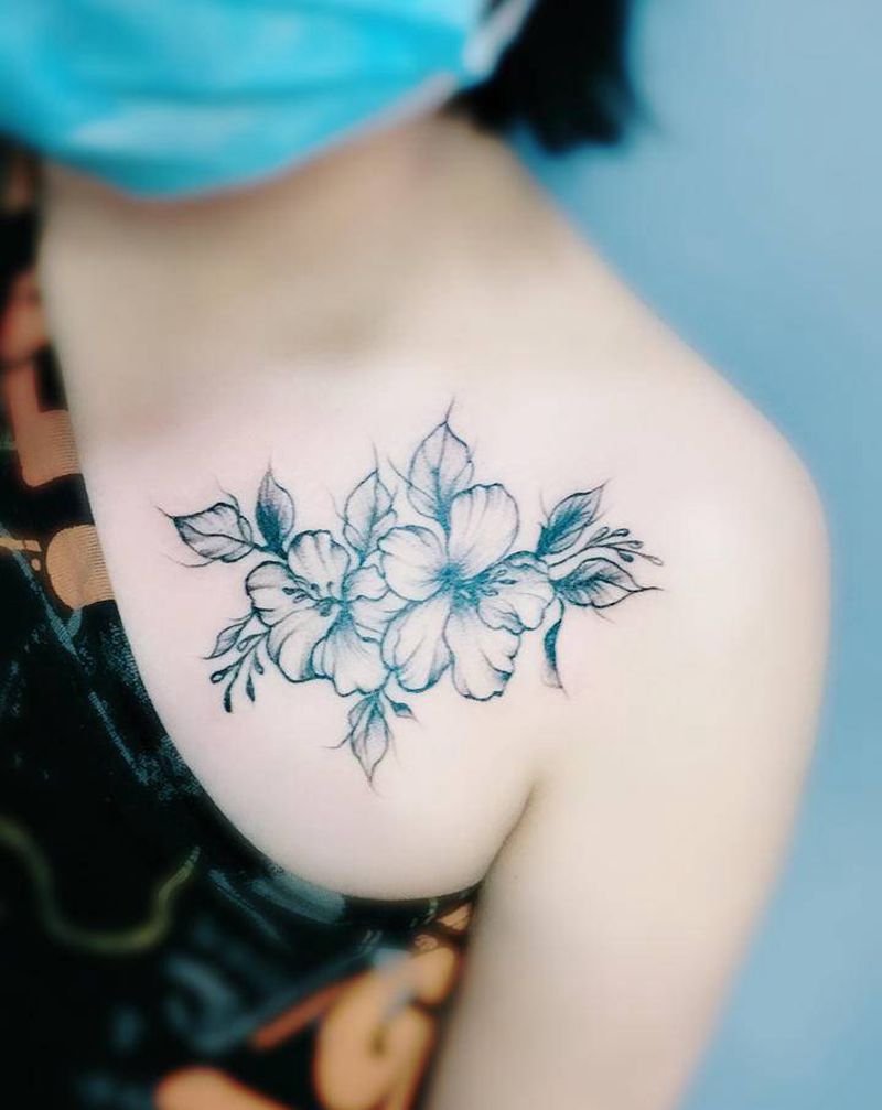 锁骨素花纹身图片_胸部纹身图案