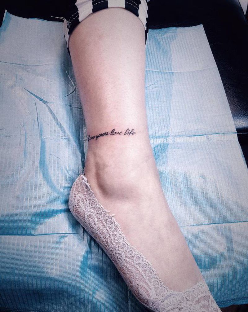 小字母纹身图片_脚部纹身图案