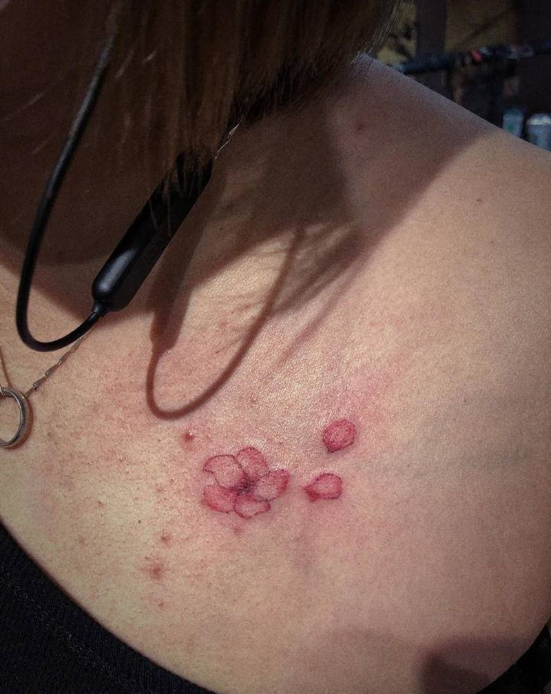 小花纹身图片_胸部纹身图案