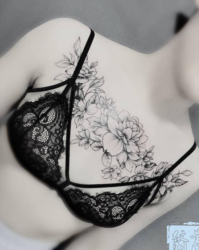 素花，花胸纹身图片_胸部点刺纹身图案