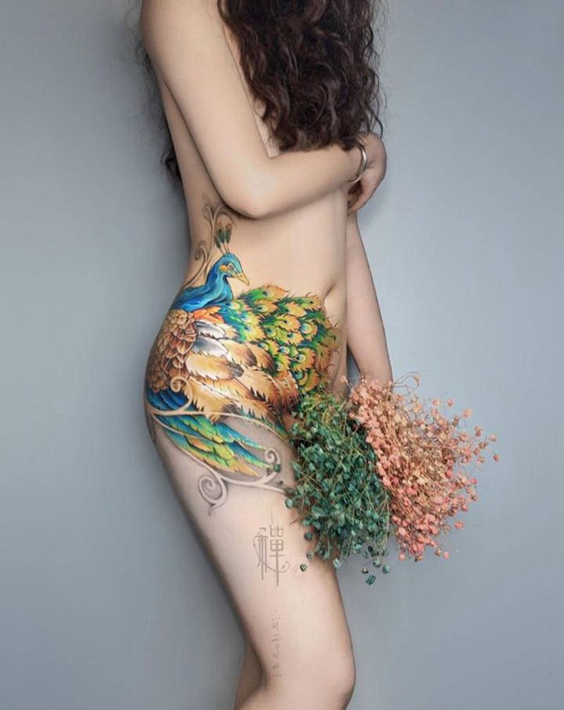 雀灵纹身图片_腰部腹部新传统孔雀重彩祥云纹身图案