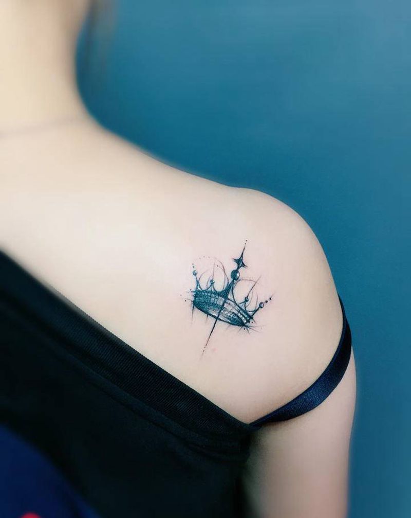 情侣皇冠纹身图片_肩部几何水墨纹身图案