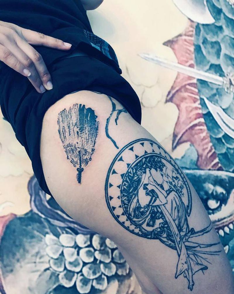 白羽扇纹身图片_臀部纹身图案