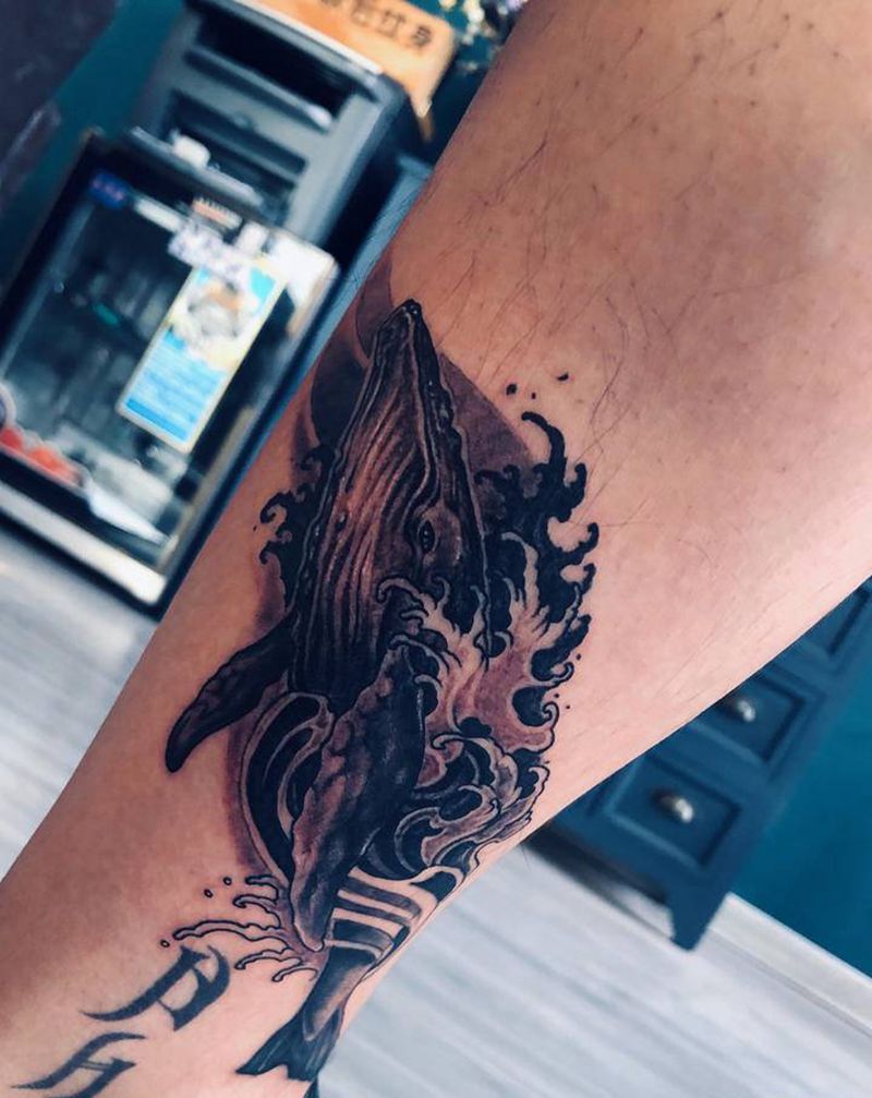 鲸纹身图片_腿部纹身图案