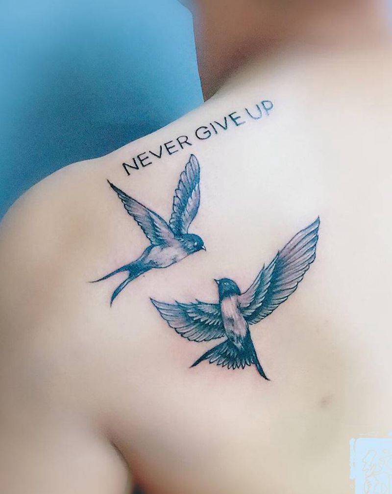 燕子纹身图片_背部欧美写实New School纹身图案