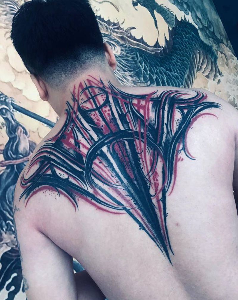 临摹花体纹身图片_颈部背部纹身图案