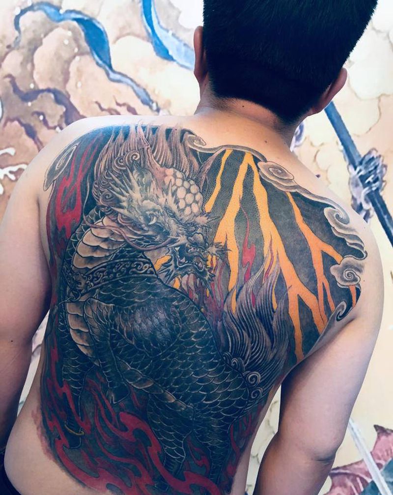 麒麟遮盖纹身图片_背部纹身图案