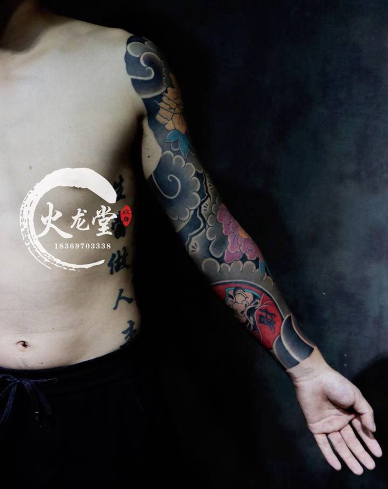 老传统日式花臂纹身图片_手臂老传统花牡丹花达摩蛋纹身图案