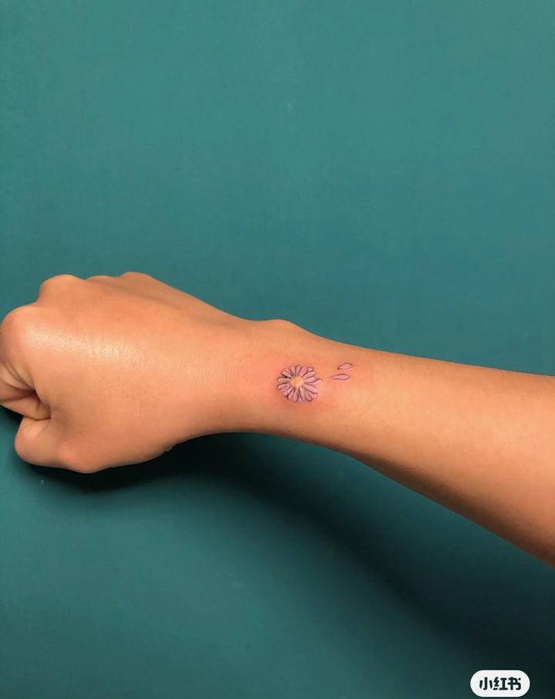 小雏菊纹身图片_手臂水彩纹身图案