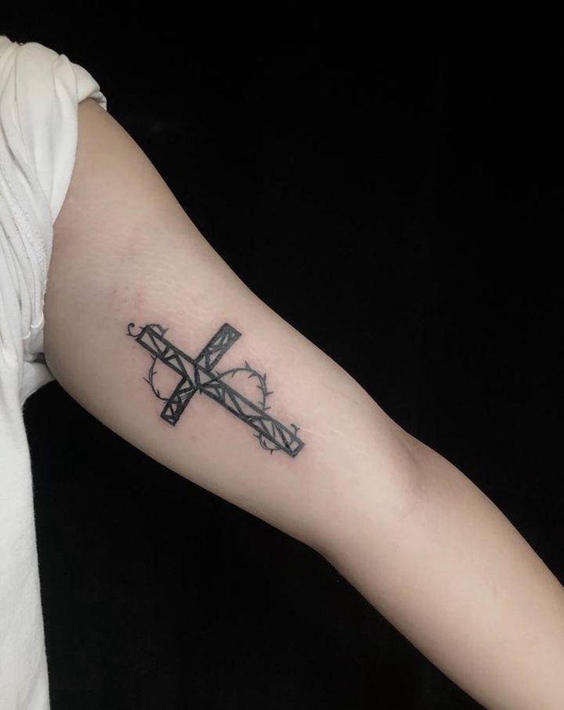 荆棘十字架纹身图片_手臂图腾几何纹身图案