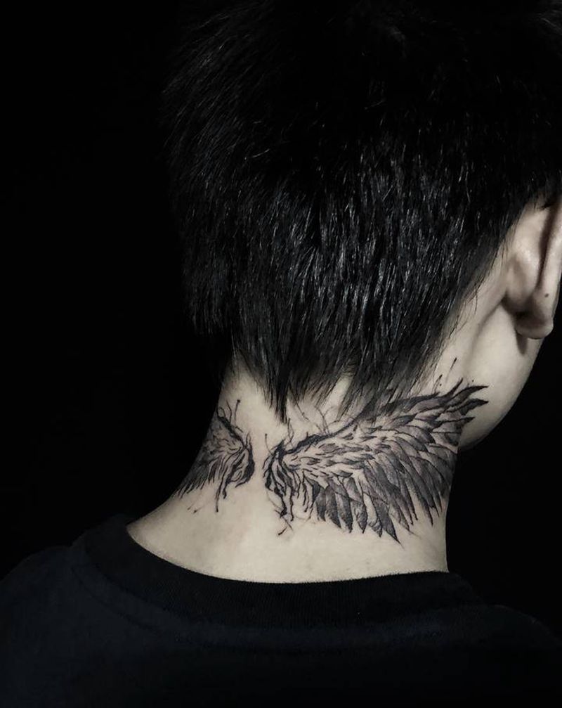 颈部翅膀纹身图片_颈部纹身图案