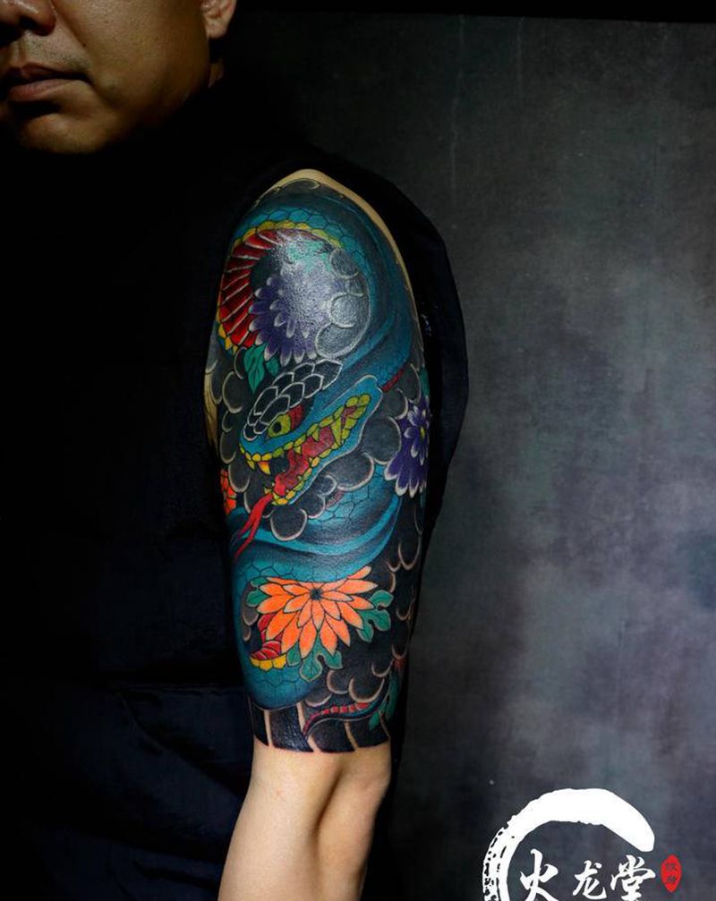 老传统蛇覆盖纹身图片_手臂老传统蛇花纹身图案