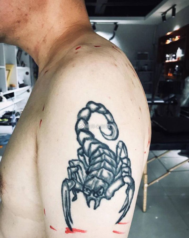 麒麟纳福纹身图片_手臂新传统遮盖麒麟新传统纹身图案