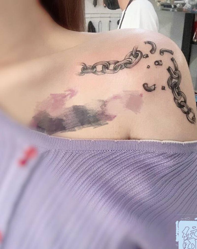 锁链纹身图片_胸部欧美写实纹身图案