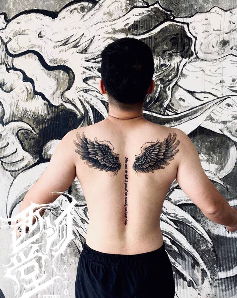 翅膀纹身图片_背部几何纹身图案