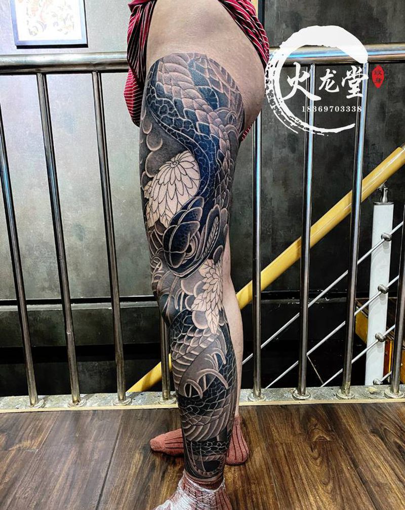 花腿蛇纹身图片_腿部老传统纹身图案