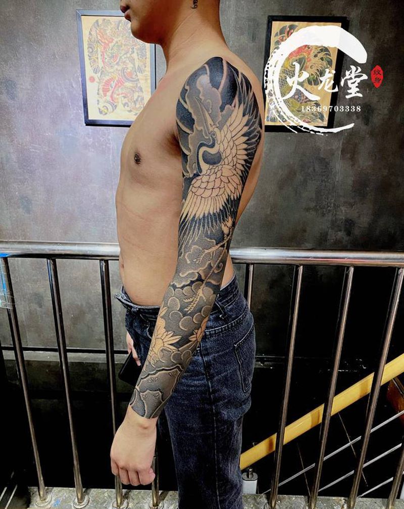 老传统花臂鹤纹身图片_手臂老传统纹身图案