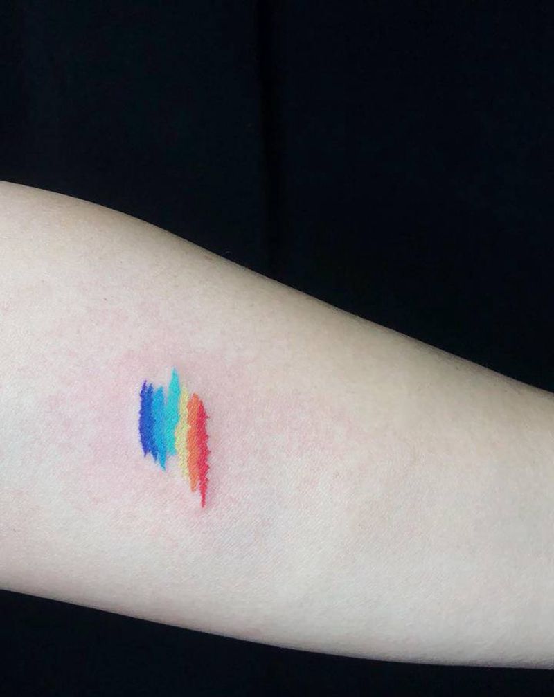 手臂彩虹纹身图片_手臂水彩New School纹身图案