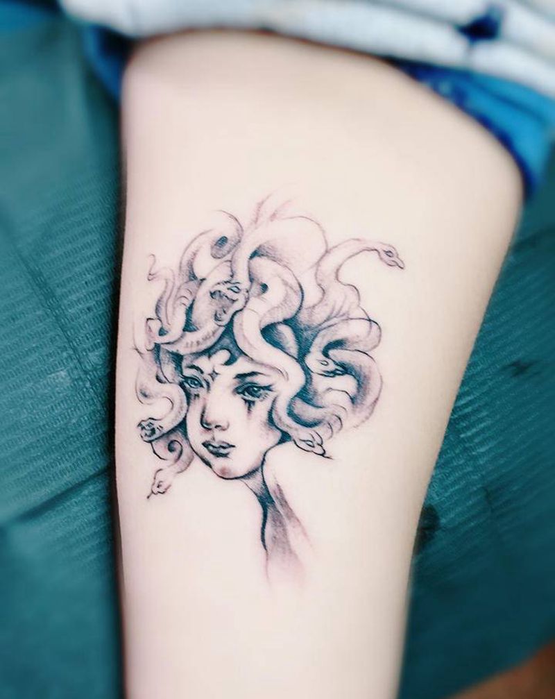 美杜莎纹身图片_手臂点刺纹身图案