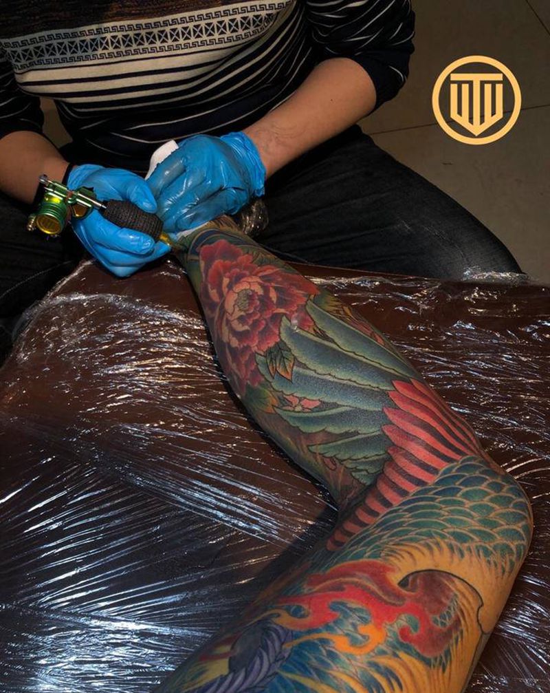 新传统 凤凰花腿纹身图片_腿部新传统纹身图案