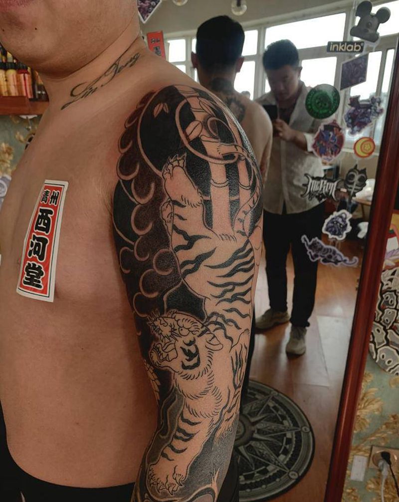 蛇虎纹身图片_手臂老传统蛇 虎纹身图案