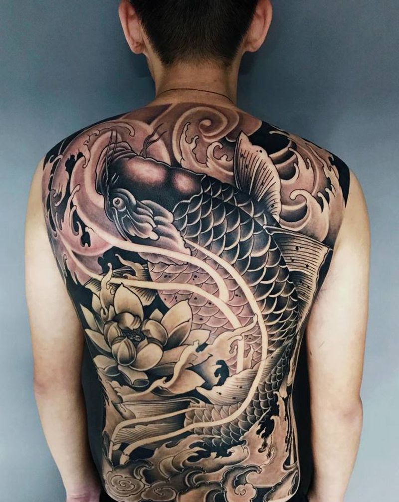 鲤鱼纹身图片_背部新传统纹身图案