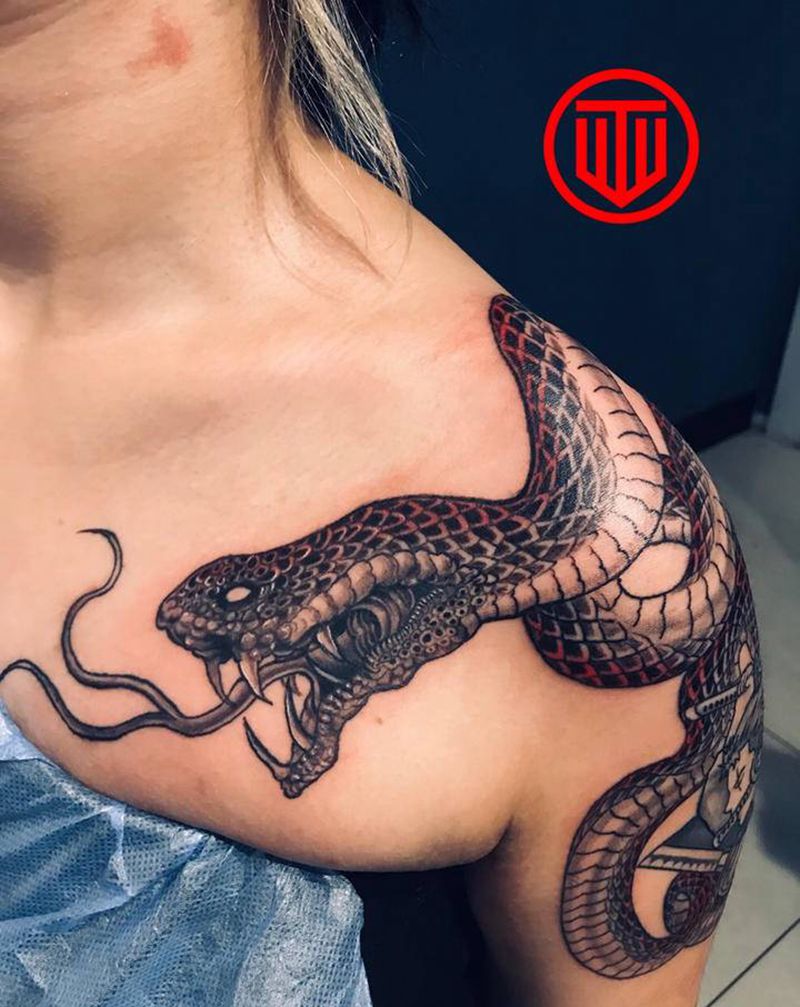 蛇纹身图片_胸部肩部纹身图案