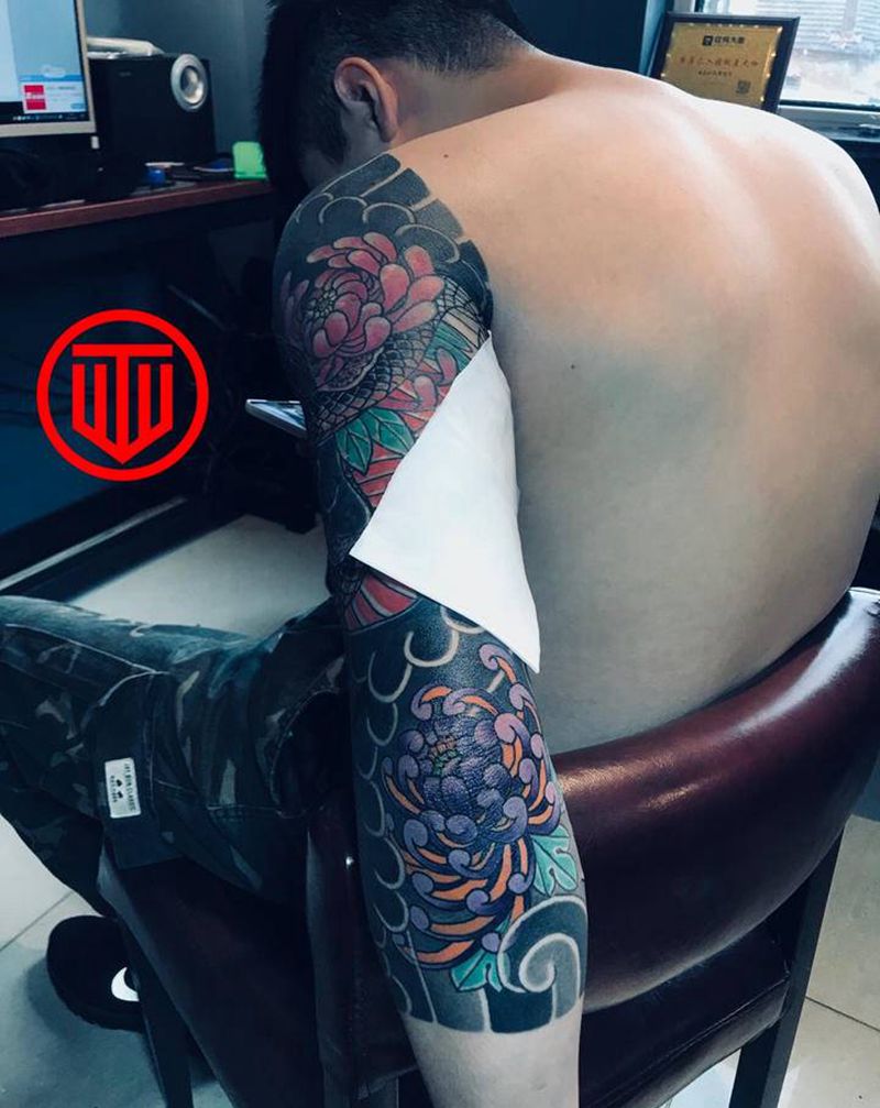 菊花纹身图片_手臂老传统纹身图案