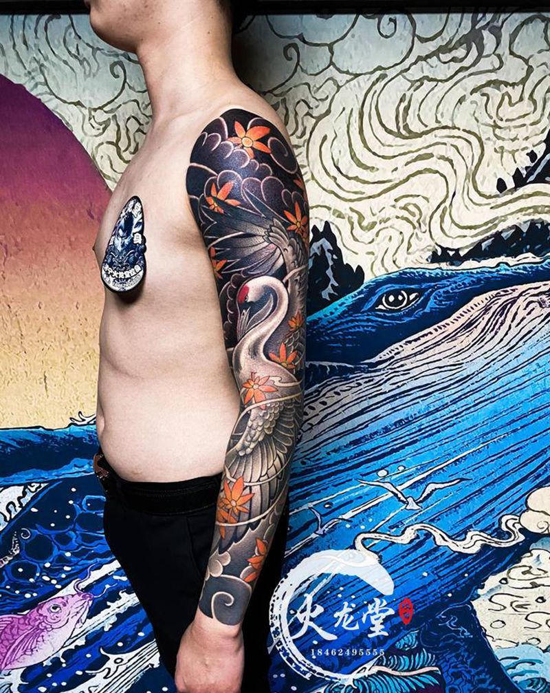 老传统花臂鹤纹身图片_手臂肩部老传统鹤纹身图案