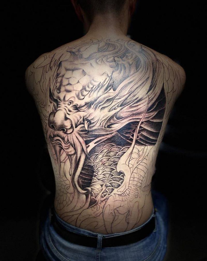 临摹龙帜纹身图片_背部新传统纹身图案