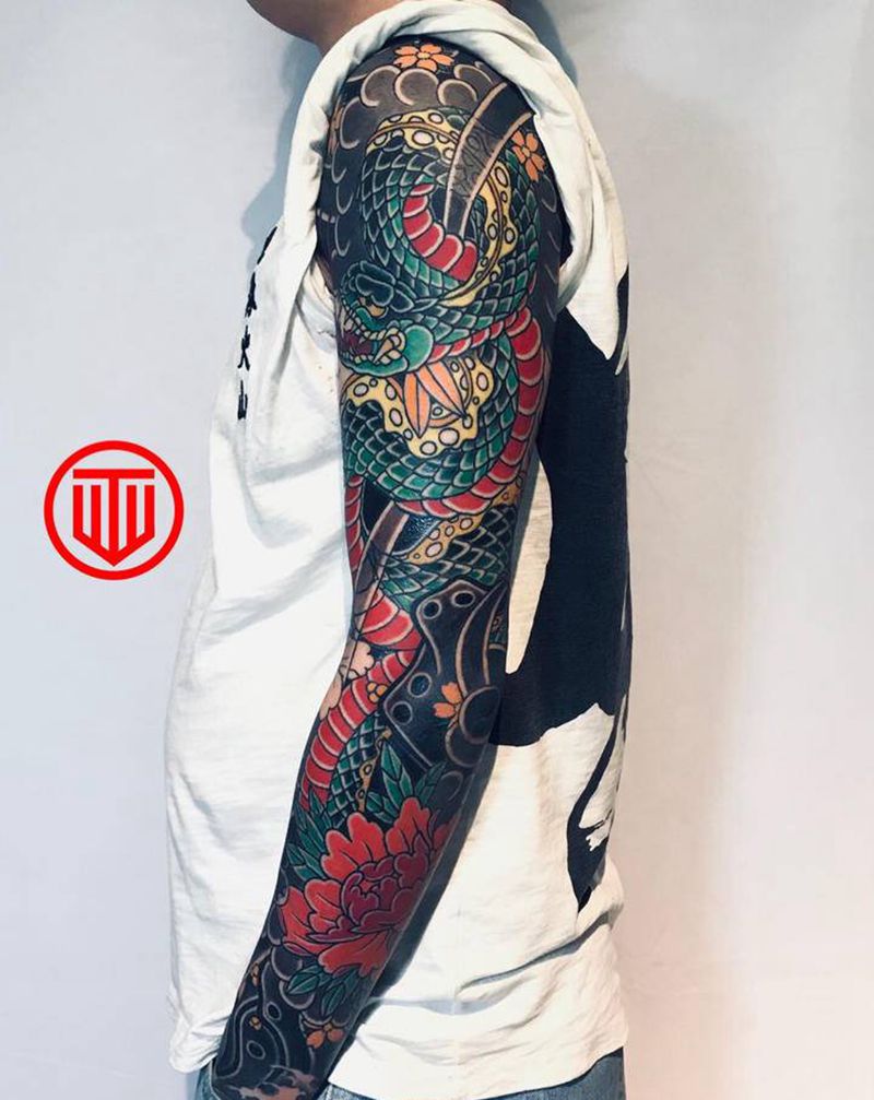 老传统  蛇 外侧完成纹身图片_手臂老传统纹身图案