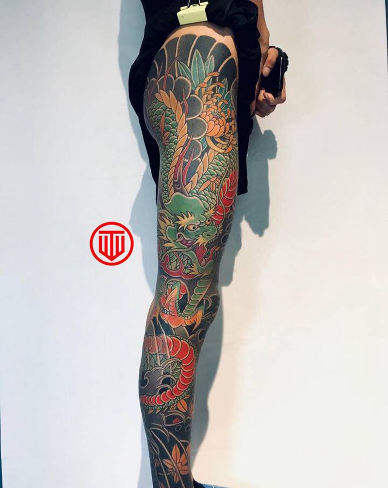 老传统 盘腿龙纹身图片_腿部老传统纹身图案