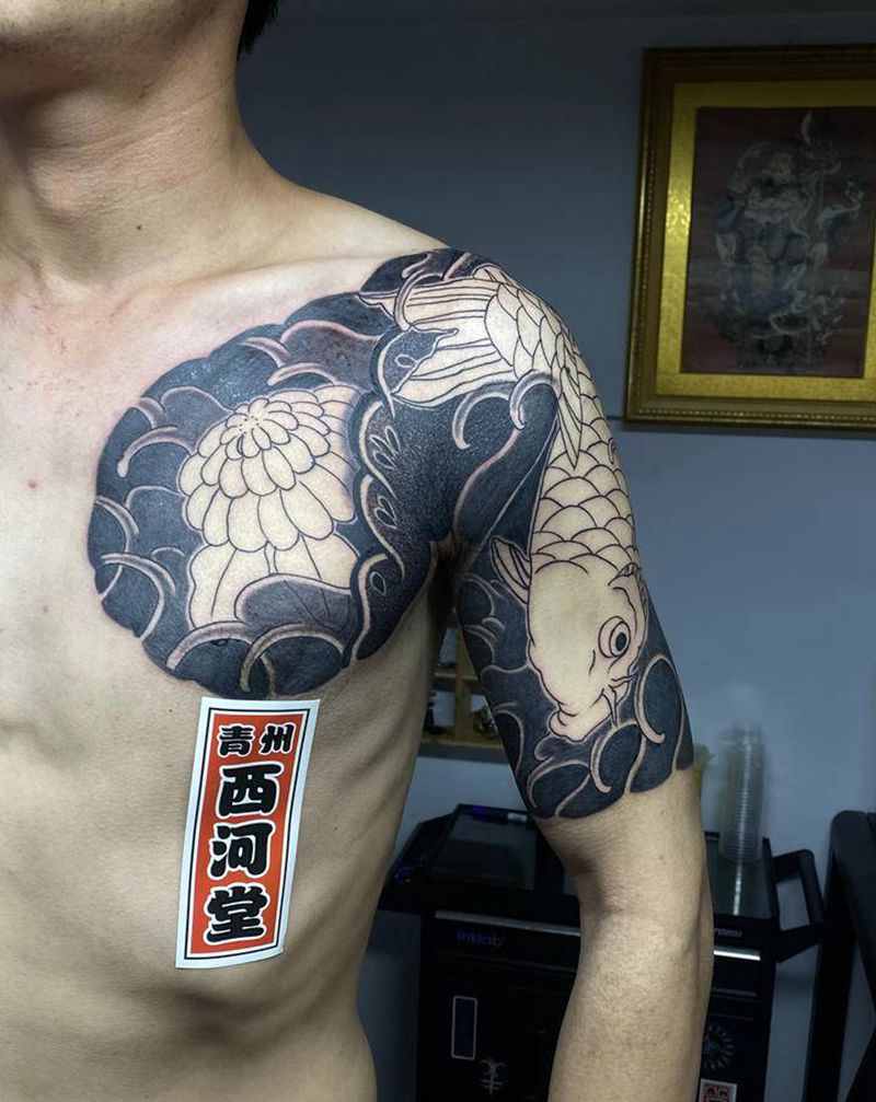 鲤鱼胸胛纹身图片_手臂胸部老传统鱼菊纹身图案