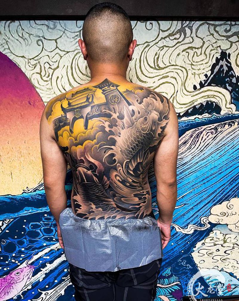 鲤鱼跳龙门纹身图片_背部新传统鱼纹身图案