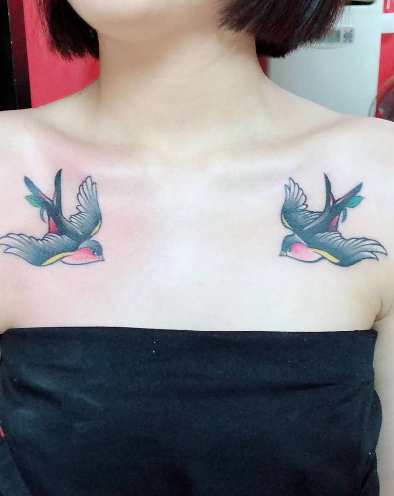 锁骨燕纹身图片_颈部胸部纹身图案