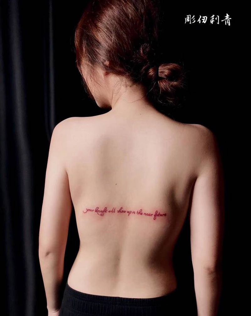 字母纹身图片_背部纹身图案