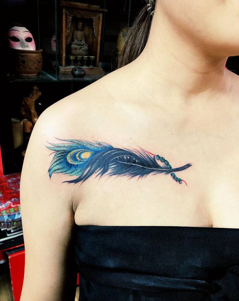 羽毛遮盖字母纹身图片_胸部纹身图案